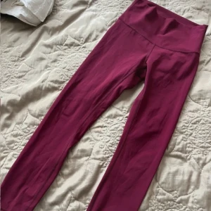 Vinröda leggings från Lululemon - Säljer ett par snygga vinröda leggings från Lululemon. De är högmidjade och superbekväma, perfekta för både träning och vardag. Materialet är mjukt och stretchigt. Super snygg färg nu till hösten?♥️storlek 4