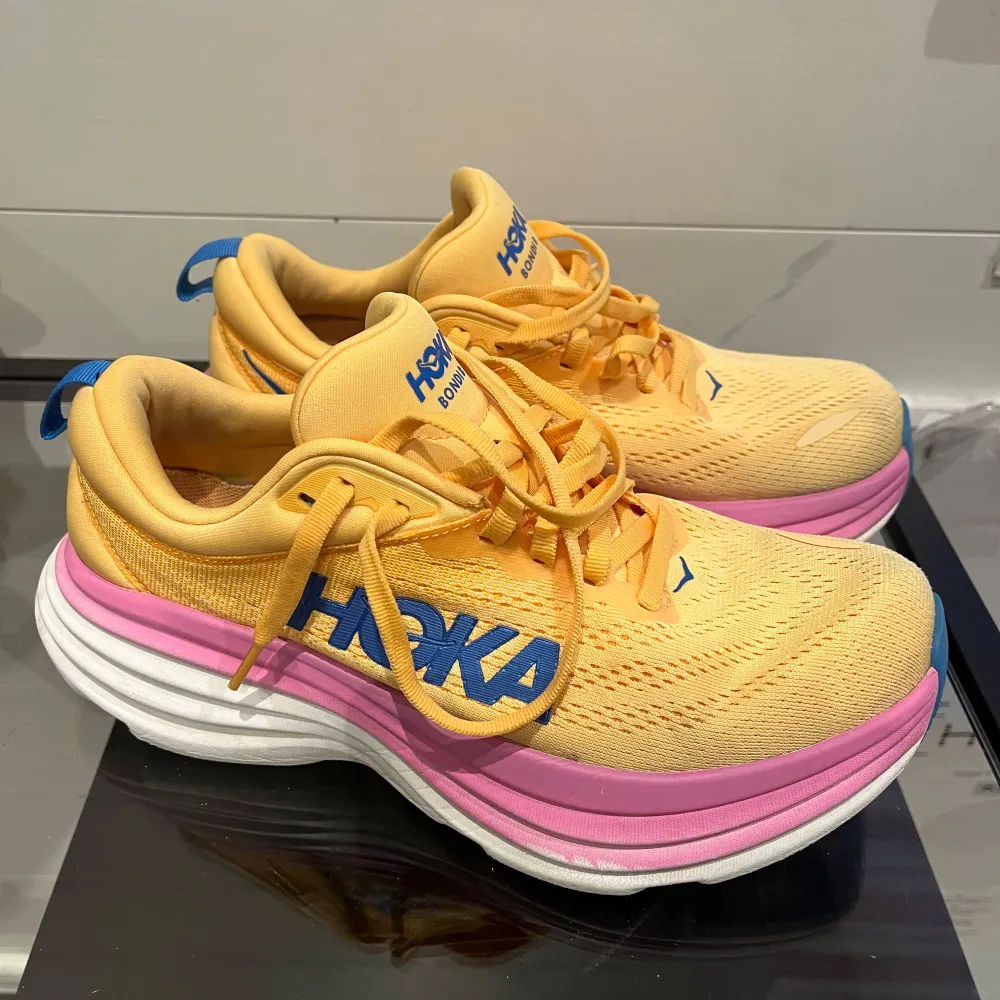 Hoka Bondi 8 strl 39 1/3   Skick enl bilder. Använda men i mkt gott skick. Lite skav på sidan.. Skor.