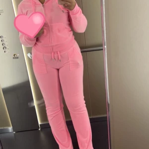 Juicy coutore - Köpt på juicy coutores hemsida. Väl omhändertagen & mycket bra skick. Båda delar för 700kr annars 400kr styck. Köpare betalar för frakt. (Säljer för de blivit förstora, därav bara gamla bilder)