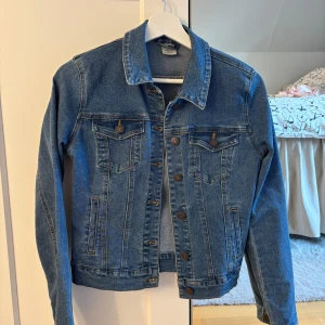 Jeansjacka  - Sparsamt använd jeansjacka💙
