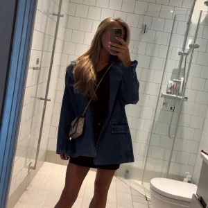 Kavaj / blazer lis bonne atelier  - Oversized kavaj / blazer från lis bonne atelier, storlek xxs/xs. Använd en gång. Nypris är 2000 kronor 