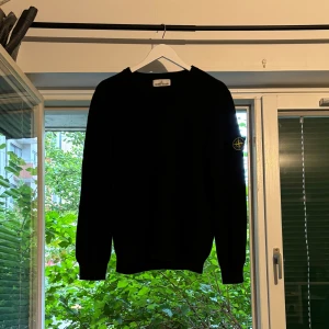 Stone island tröja - Haft i typ ett år men inte använt så mycket.  Morsan tvättade badgen en gång men inga skador eller något 