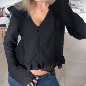 Zara blus - Svart blus från zara. Använd ett fåtal gånger❤️