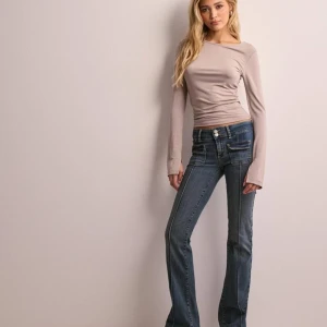 nelly jeans - Säljer mina jeans från nelly med fickor där fram och bak, dem är bara lite slitna där mera men inga andra skador. köpte för ca 700.🥰