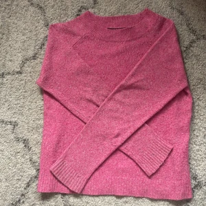 Rosa stickad tröja  - En rosa stickad långärmad tröja, jag vill inte ha den längre för gillar inte färgen. Har inte använt på ganska länge, lite knottrig men den känns ny.💗