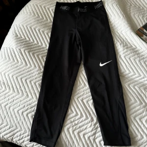 Nike thights  - Stor rensar min garderob och har valt att sälja mina Nike thights då jag har andra thights jag använder mer. Storlek xs☺️💗