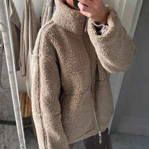  Teddy jacka hm - Intressekoll på denna populära och slutsålda jacka från hm, fint skick💕Högsta budet är nu på 1000 kr 