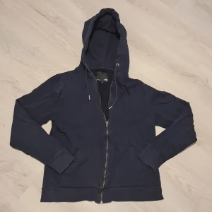 Hoodie med dragkedja - Skick: 9/10
