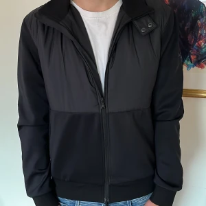 J.Lindeberg cardigan/jacka  - BYTE!!! Perfekt J.Lindeberg cardigan nu inför hösten i väldigt fint skick (9/10) använd någon enstaka gång. Modellen är 179cm lång. Köpt på Johnells för 2999kr (kvitto finns). Hör av dig vid funderingar!  Mvh Malte!