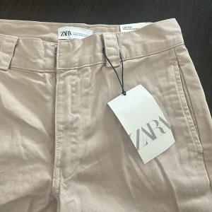 Low rise straight byxor - Beiga straight Low rise byxor från zara med prislappen kvar🤎