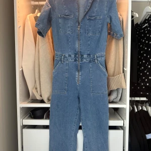Mango jumpsuit  - Säljer denna jättefina jumpsuit från mango. I storlek M nypris 500kr säljer för 350. Lägg gärna bud💓💓