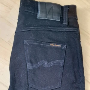 Nudie jeans - Sparsamt använda snygga svarta Nudie jeans i storlek W30, uppsydda så passar nån i längd +-175 cm.  Skick 9.5/10 Modellen heter Dude Dan