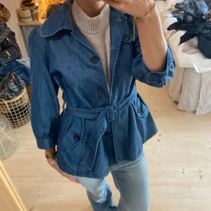 Trekvartsärmad jeansjacka - SUPERSNYGG!! 