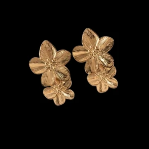 Örhängen  - Fin Blommiga örhängen  Finns i Guld/Silver 89kr/st  Eller 169kr/Paret Modell 161