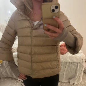 Henro jacka  - Säljer en jätte fin höstjacka ifrån herno, den är begie och i bra skick!