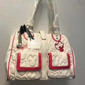 Disney Handväska  - Mått 35.00*27.00*14.00 cm  Helt ny 