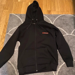 Prada zip - Helt oanvänd. Tag är fortfarande kvar. Priset kan sänkas vidsnabbaffär