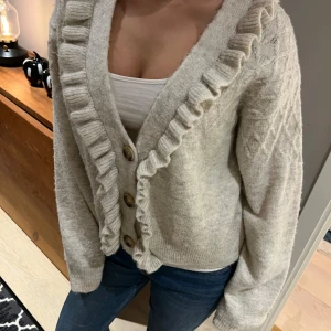 Kofta med volang  - Sötaste koftan med volang från mango!! Så fin och jättebra skick!! Köp gärna bundle🥹💗