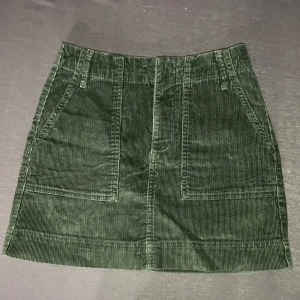 Grön manchester kjol - Kort manchester kjol som sitter väldigt fint och är jättebra för hösten! Säljer pga pengarbrist🥲