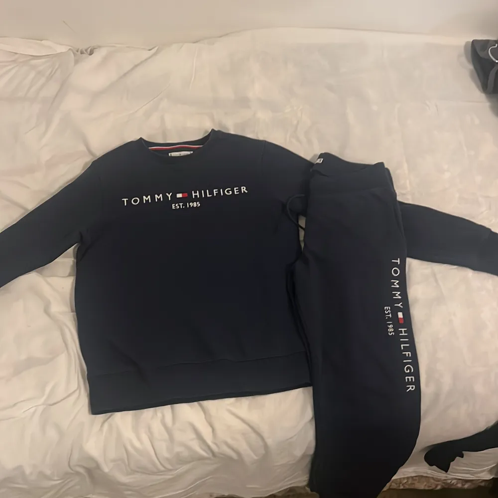 Tracksuit ifrån Tommy Hilfiger. De är i storlek 12år. Då de säljs för att de inte passar längre, pris kan diskuteras diskuteras✅. Övrigt.