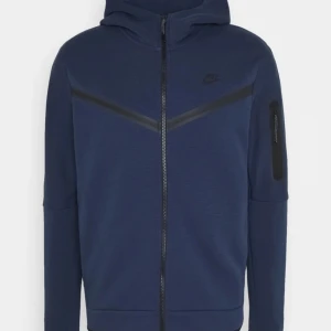 Nike tech  - Säljer min mörkblåa Nike tech, då den aldrig kommer till användning. Köpt för 1300 men säljer den för 500+frakt. 💗 Skirv för privata bilder.