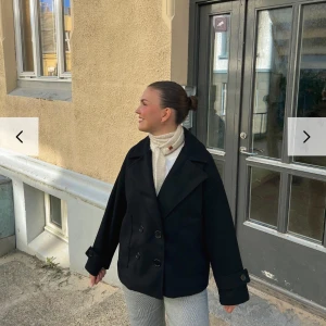 Design By Si kappa  - Svart kortare kappa från design by si. Använd en hel del. Aningens nopprig. Annars fint skick 🫶🏼