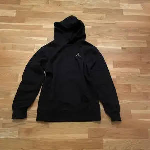 Svart Jordan hoodie i storlek 160-170 Använd i gott skick 