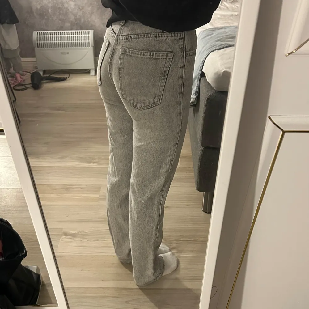 Gråa jeans från Bershka. Oanvända💕 Storlek 32. Jeans & Byxor.