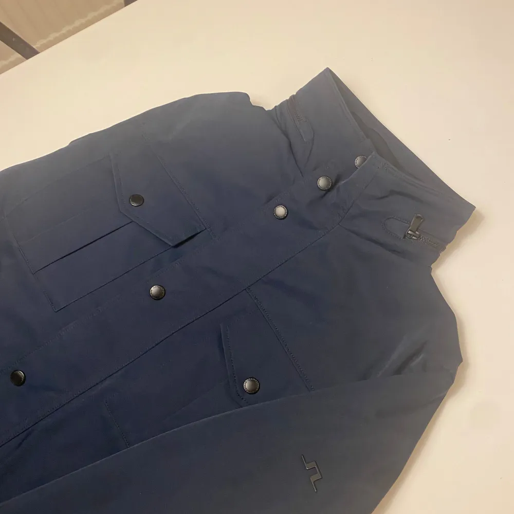 Säljer min field jacket från J.Lindberg då den är för stor, jackan är i 10/10 skick (endast använd ett fåtal gånger)  Storlek: S   Hör av er om ni vill ha mer bilder eller funderingar!. Jackor.