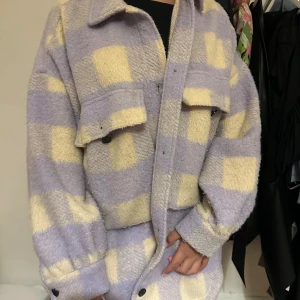 Lång jacka  - Lång jacka, har använts några gånger.  Är så fin på en outfit!  Pris kan diskuteras 