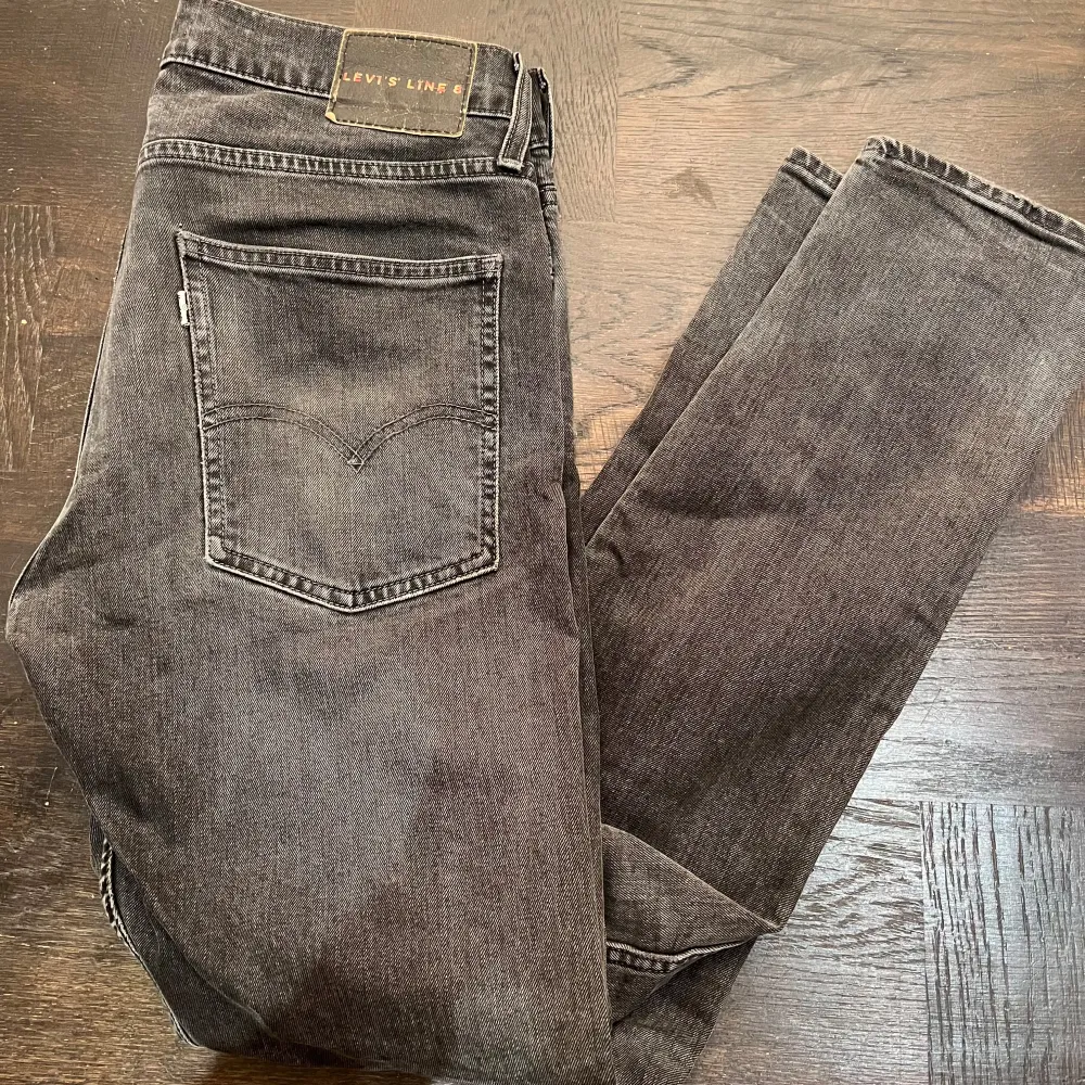 Tja säljer nu mina gamla limited edition levis line 8 jeans. Jeansen är i väldigt bra skick utan några defekter. Har du några frågor eller funderingar hör av dig.. Jeans & Byxor.