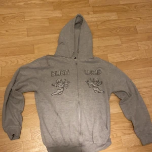 Bling Lucid hoodie - Riktigt fet Bling Lucid Hoodie i storlek M, saknas några stenar men annars bra skick.