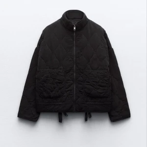 Zara jacka - Quiltad jacka ifrån zara köpt här på Plick, så snygg storlek M passar mig som brukar ha S!