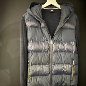 Hugo Boss cardigan - en mörkblå Hugo Boss cardigan i medium