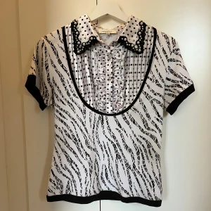 Bagutti topp - Jättefin topp från Bagutti i zebra mönster med pärlor och fina detaljer.🖤🤍 Storlek M/L.