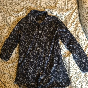 Dressmann skjorta - Köpte denna skjorta i present, då den inte riktigt var min i rätt storlek så är den endast testad  Då jag varken har kvitto eller prislapp på så har jag inte kunnat lämna tillbaka den. Därför försöker jag här istället   Nypris 499kr
