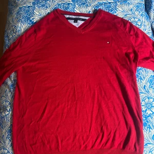 Tommy Hilfiger - Tommy hilfiger tröja. Perfekt för mer classy stil. Bra skick. Storlek L (passar även som M). 