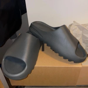 Yeezy slide - Storlek 43, använt få tal gånger. Små i storlek. 