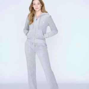 Grå hoodie i mjukt material - Säljer en supermysig juciy setti mjukt material. Perfekt för chill dagar eller när du bara vill vara bekväm. Knappt använd och pris kan diskuteras😊