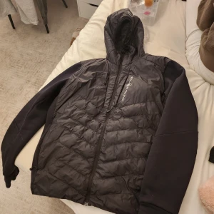 Sail racing jacka - Säljer sonens sail racing jacka. Då den ha bli för liten 