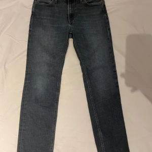 Jack and Jones Byxor - Byxorna är i storleken 28/30 och dem är regular/clark/raka jeans och dem är använda kanske runt 15 gånger men det finns inga som helst tecken på att dem är använda, lappen bak på byxorna är som ny. Ord pris 899:- | Kan gå ner i pris:)