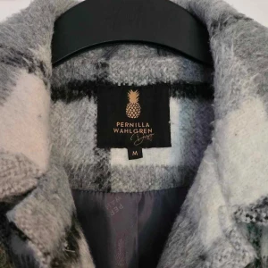 Rutig kappa från Pernilla Wahlgren  - Bra skick! Varm och lång, använd fåtal gånger🫶🏼
