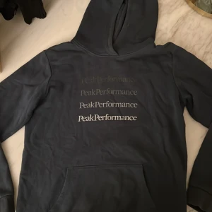 Peak Performance Hoodie - Peak Performance Hoodie, mörkblå. Storlek 170