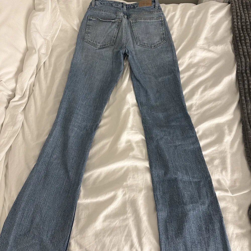 Säljer dessa jeans då dem inte kommer till användning längre. Köpta för 500 men säljs för 200. Det finns en liten defekt mellan lårna som man kan se på närbild på bild 3. Jätte fina och populära . Jeans & Byxor.