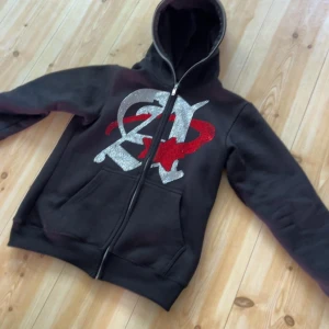 Svart hoodie med tryck - Säljer en svart hoodie med coolt tryck. Tröjan är i ny skick och är i jätte fin. Pris är inte fast