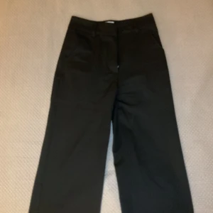 Kostymbyxor Madlady  - Svarta kostymbyxor från Madlady, bra skick. Är för korta för mig som 170. Har sytt ner dom för att dom skulle bli längre, annars inga defekter. 
