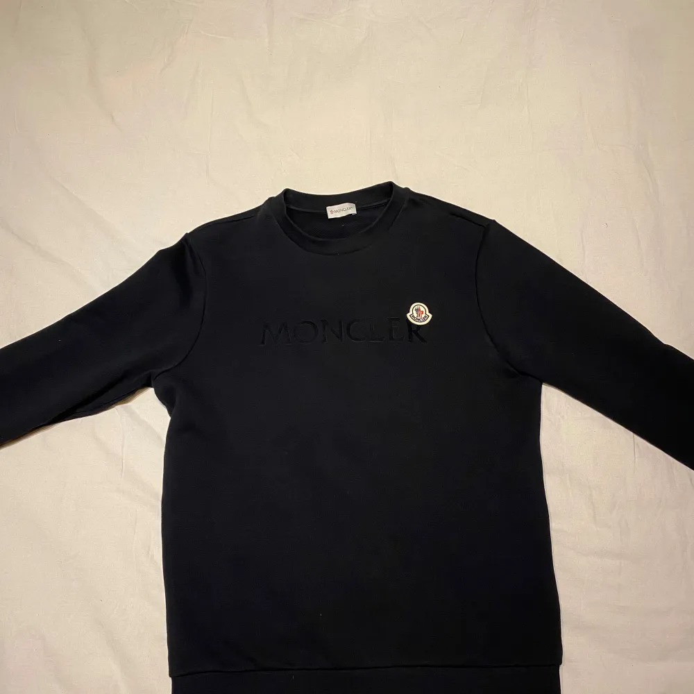 Moncler sweatshirt i väldigt bra skick, inga hål eller defekter. Säljer då den inte passar min stil längre. Storlek M och Moncler loggan går att skanna.. Tröjor & Koftor.