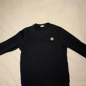 Moncler sweatshirt  - Moncler sweatshirt i väldigt bra skick, inga hål eller defekter. Säljer då den inte passar min stil längre. Storlek M och Moncler loggan går att skanna.
