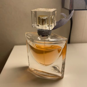 La Vie Est Belle parfym  - Original pris runt 650! Ungefär 3/4 kvar❣️förpackning finns även kvar. 