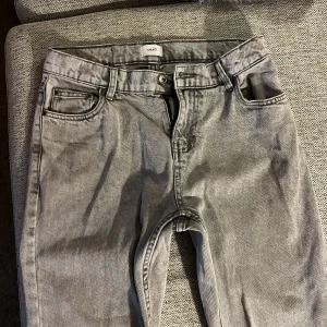 Gråa byxor, Grunt storlek 26 i midjan  - Bra skick, endast använda några ggr! Till pojke/flicka ca 10-12 år.